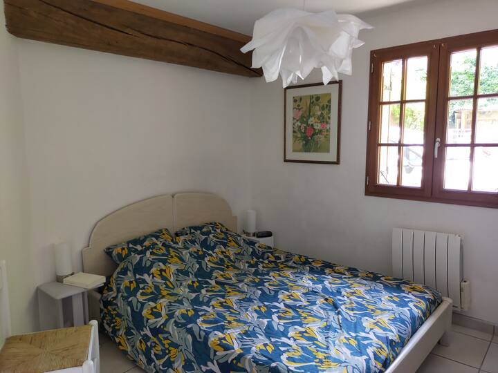 Chumba cha kulala cha ghorofa ya chini kilicho na kitanda maradufu na kabati