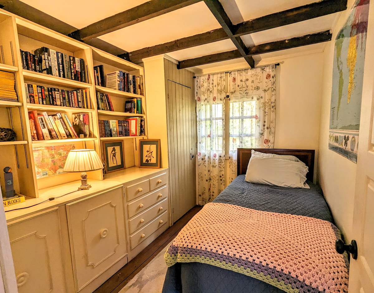 Dormitorio #3 con biblioteca.