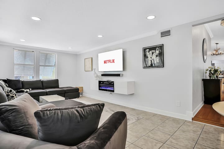 Საოცრად კომფორტული საოჯახო ოთახი, რომელშიც ათი სტუმარი დაჯდება 55-დუიმიანი ტელევიზორით, საუნდბარითა და ელექტრო ბუხრით