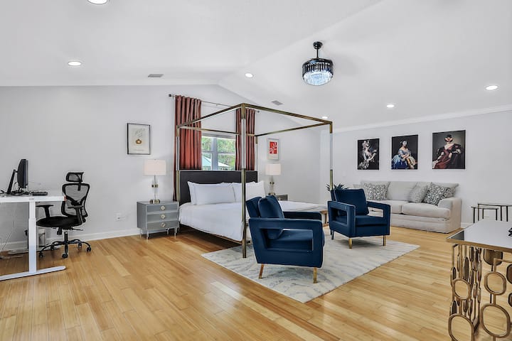 Მთავარი საძინებელი ოთხპოსტიანი საწოლით, 55-დუიმიანი ტელევიზორით და განკუთვნილი სამუშაო სადგურით, მათ შორის, დასადგამი მაგიდით, ერგონომიული სკამით, მონიტორით, კლავიატურით, მაუსისა და ლეპტოპის სადგამითა და გასაშლელი დივნით 