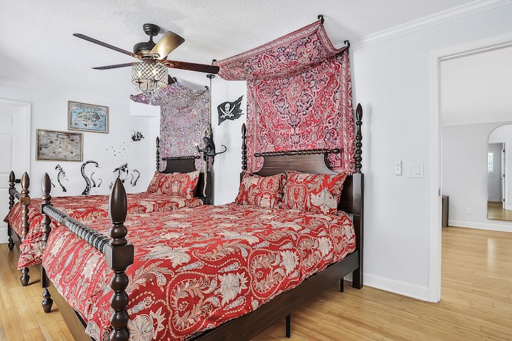 Პიტერ პენი/კარიბის ზღვის მეკობრეები შთაგვაგონეს თემატური ოთახი, რომელიც იდეალურია ზრდასრულებისთვის, რომლებსაც არასოდეს სურთ გაზრდა :)