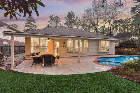 Lovely Woodlands home w/heated pool and spa!
