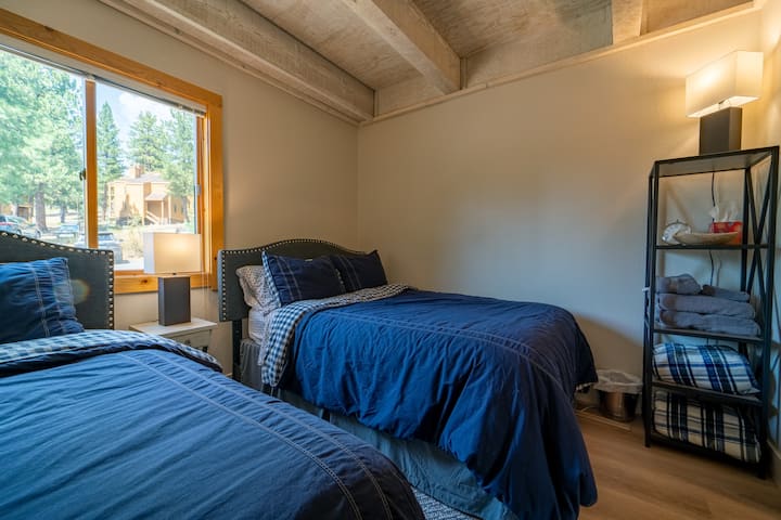 تحتوي غرفة نوم الضيوف رقم2 على سريرين: كامل الحجم وحجم مزدوج.  