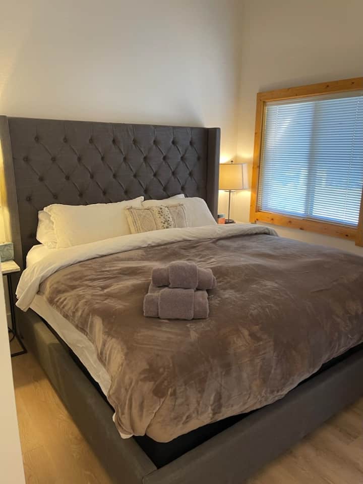 سرير أساسي بمقاس كبير