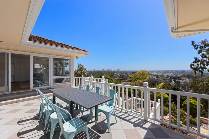 Luxury Villa Near The Beach With Gorgeous Views gallery image 3