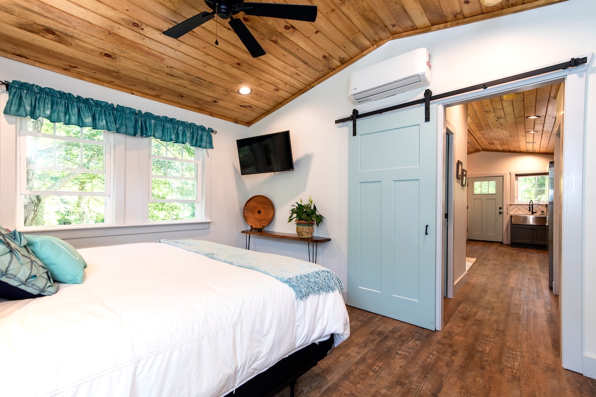 בחדר השינה הראשי יש מיטת קינג סייז, טלוויזיה וחלל עבודה. יש גם שתי חלוקים בארון המלא.