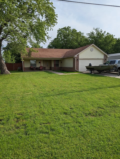 Quaint 3 bed 2 bath 2 car garage.