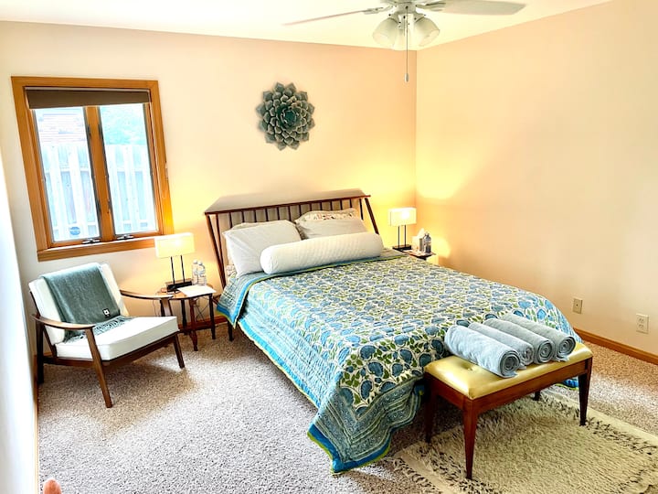 The Garden Room med queensize-seng i memoryskum