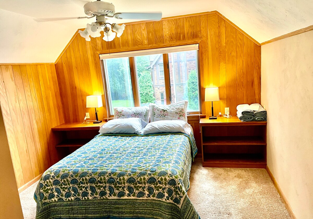 Tavanska soba s bračnim krevetom (širine 150 - 179 