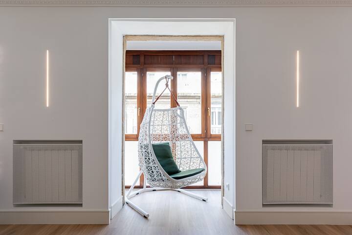 “The Whale” new, ac, design, spacious City Centre gallery image 5