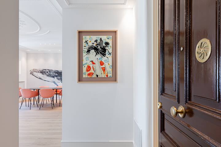 “The Whale” new, ac, design, spacious City Centre gallery image 2