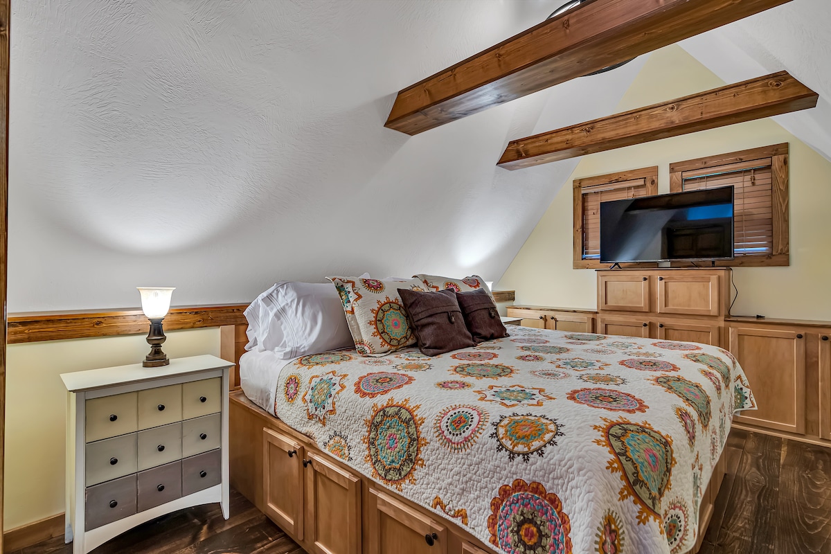 спалня 4 с двойно легло king size спалня. 43in  Smart TV и красив вентилатор на тавана.