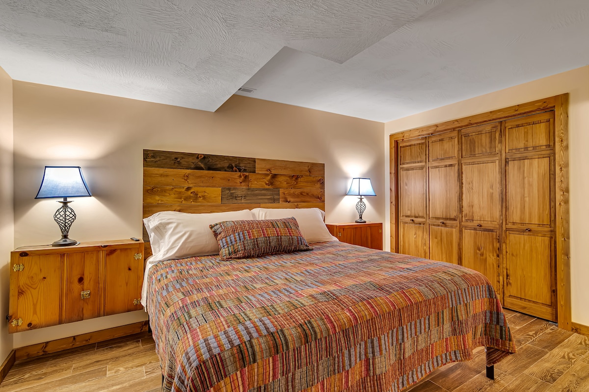 Спалня с двойно легло king size, голям килер и самостоятелна баня