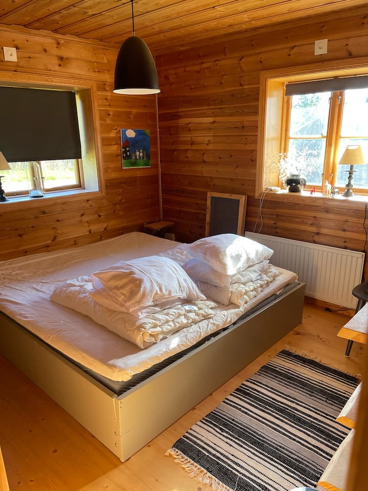 غرفة نوم بسرير مزدوج. 