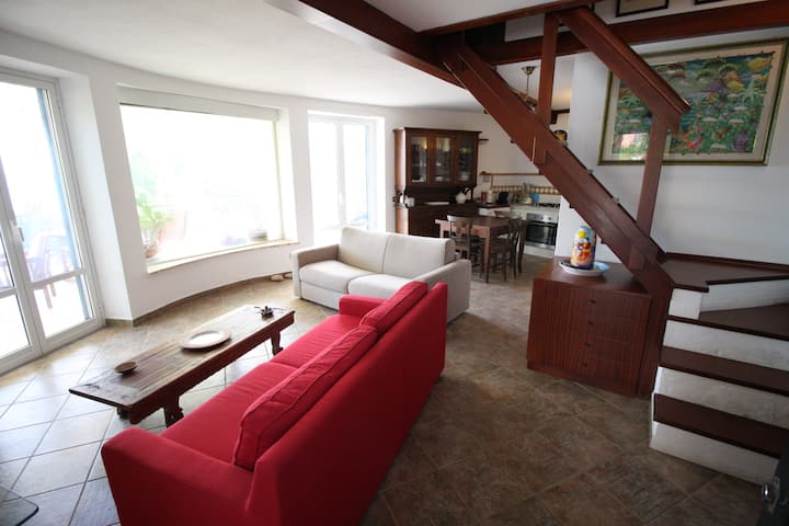 Дневна соба со двоен кауч на спуштање и кујничка