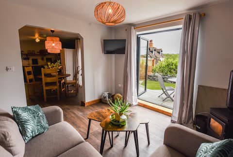 Popular Airbnb listing: Cosy 2-bedroom cottage in picturesque countryside in Guildford
