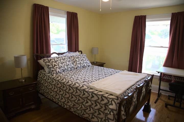 Rohová spálňa 1 so zatemňovacími závesmi a vnútorným matracom s dvojitou posteľou. Pracovný priestor.