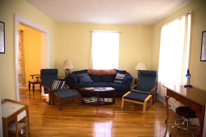 Oddýchnite si v obývačke, bez televízie, ale k dispozícii sú knihy, hry a časopisy. Pracovný priestor aj tu.