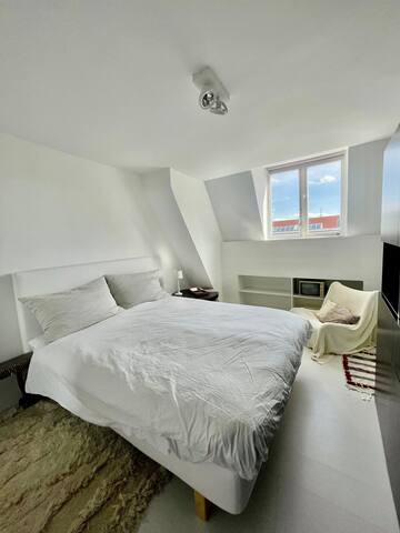 Eclectic Two-Bedroom Apartment with Sunny Rooftop gallery image 4