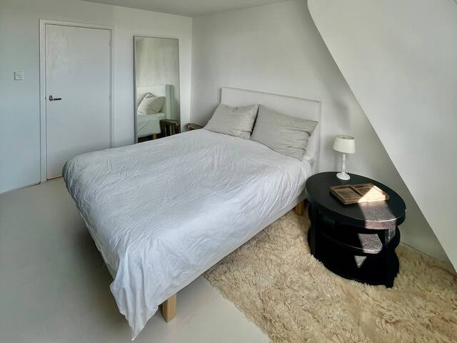 Eclectic Two-Bedroom Apartment with Sunny Rooftop gallery image 5