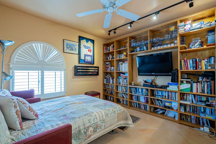 Სმარტ-ტელევიზორი DVD ფილმების კოლექციისთვის 