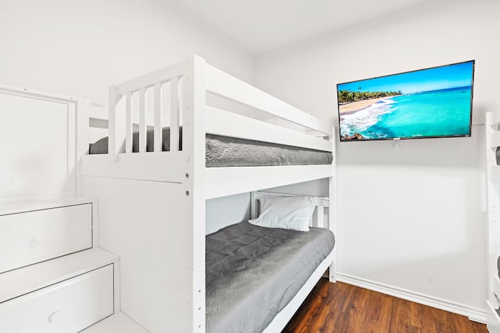 Chambre avec lit superposé pour les enfants.