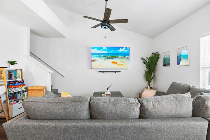 La télévision 4K surdimensionnée de 75"avec barre de son JBL offre une excellente soirée cinéma !