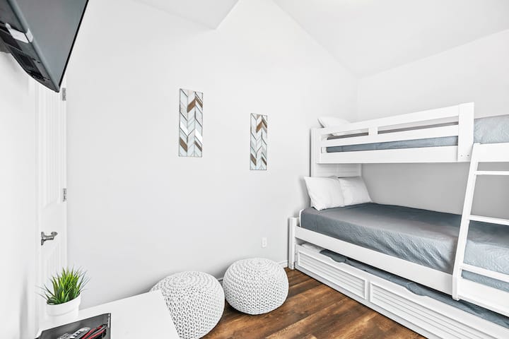 En bas 2ème chambre avec lit superposé et lit gigogne.