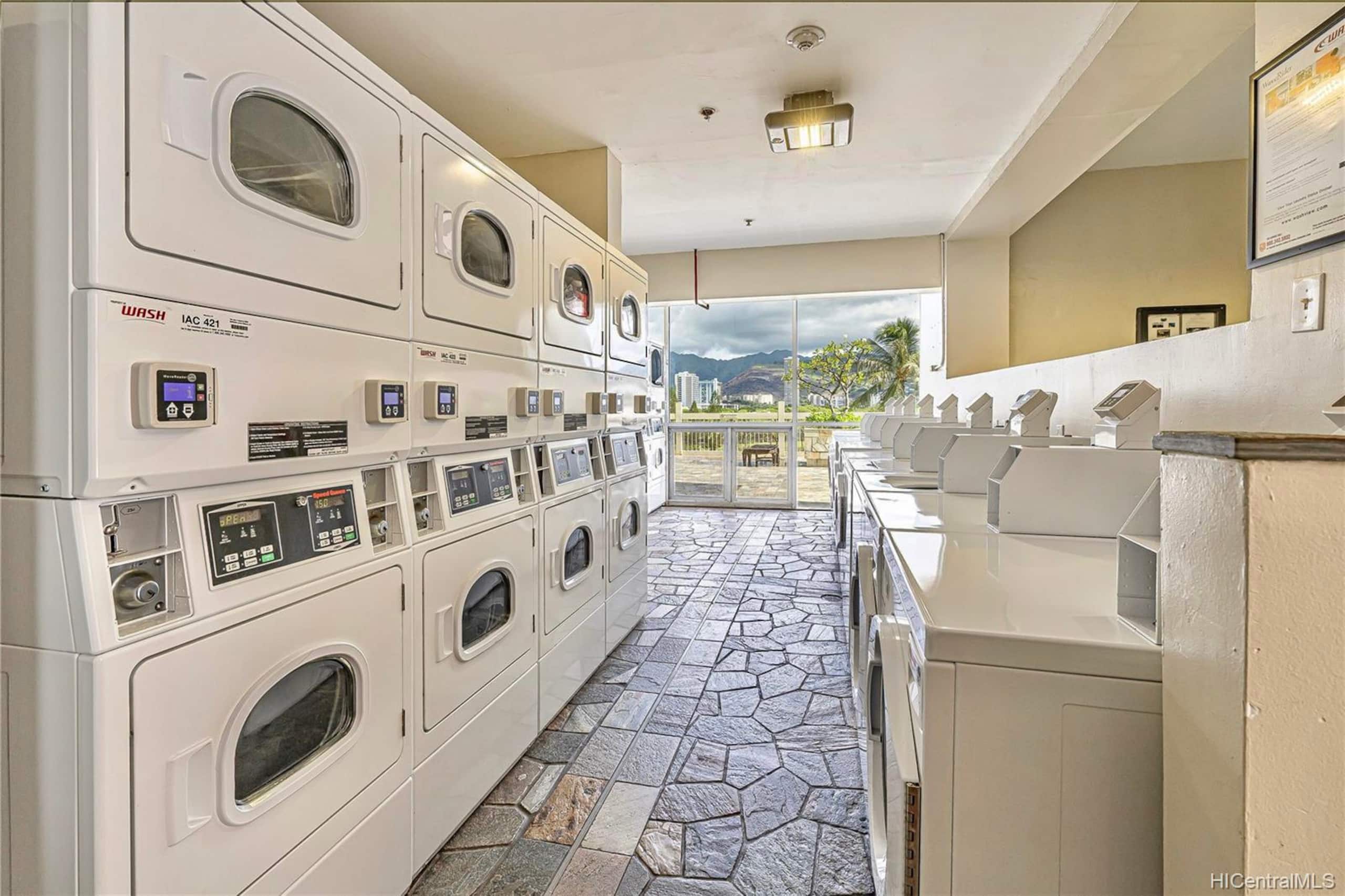 Condo in Honolulu · ★4.94 · Studio · 2 beds · 1 private bath - Image 1
