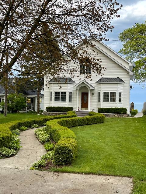 Lakefront 9 bedroom  house sleeps 20+ guests