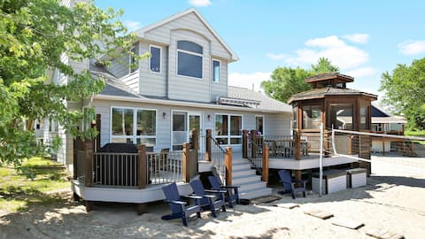 Lakehouse w/ 3 Big Suites (6BDR/ 4BTH) +HUGE Beach