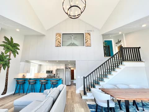 Lakehouse w/ 3 Big Suites (6BDR/ 4BTH) +HUGE Beach