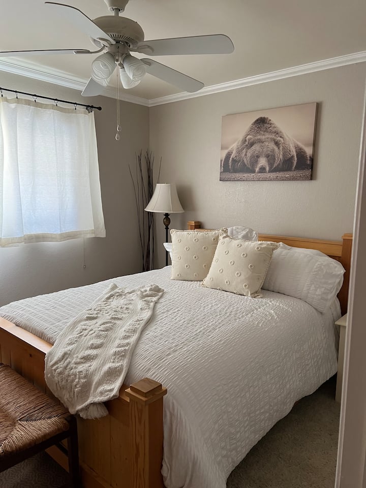 Slaapkamer met queensize bed