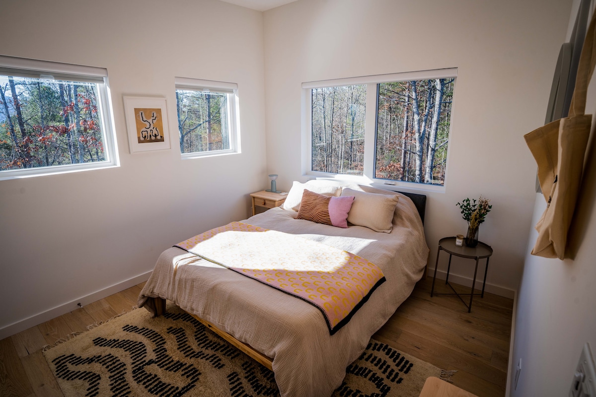 Chambre au deuxième étage avec lit queen size