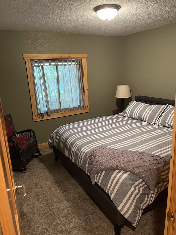 Segundo quarto no piso inferior, cama king