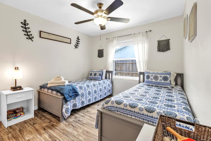 Лазурна двокреветна соба со три двокреветни кревети, Plus Pack and Play