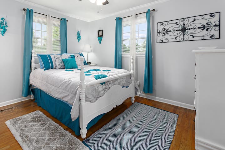 Visokokvalitetna posteljina, plahte i dovoljno jastuka za početak manjeg rata s jastucima.