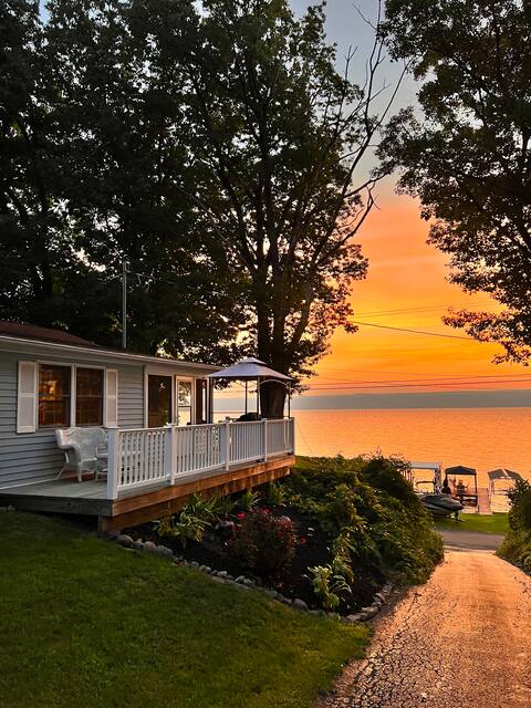 Cozy Cottage Private Dock & 2 Walkable Restaurants