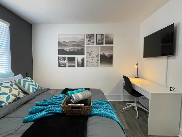 King size-säng på 1:a våningen.  Vila och titta på en film eller arbeta från din bärbara dator 