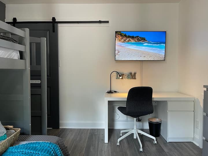 Inkluderar också en dedikerad arbetsyta och en privat 43-tums 4K smart-TV och HDMI så att du kan ansluta din dator eller spelkonsol 