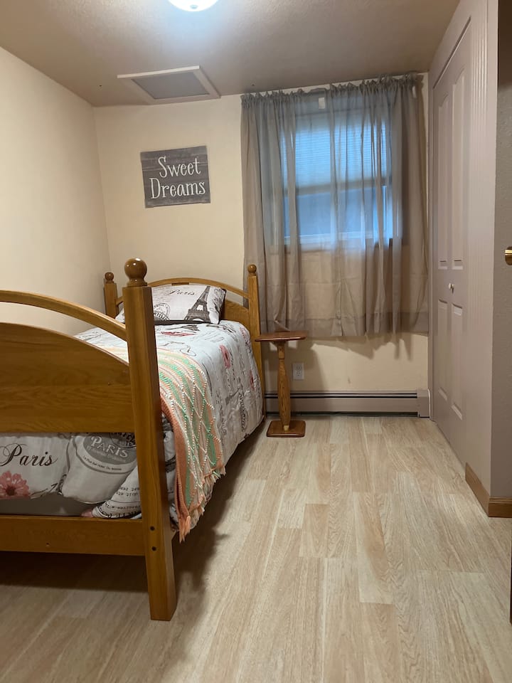 גודל טווין - אחת משתי מיטות בחדר השינה למטה עם חדר ארונות מימין. 