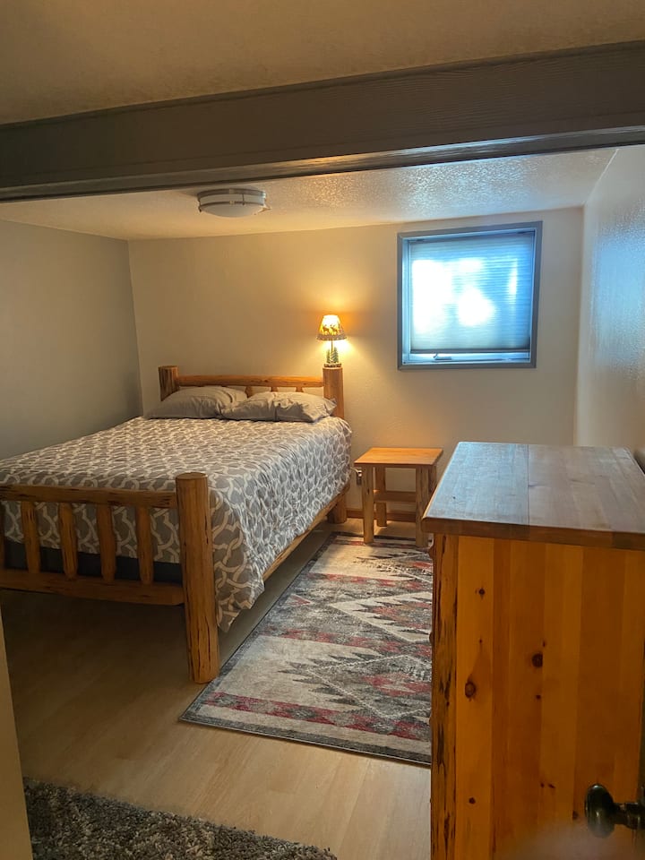 מיטת קווין נוחה - במורד המדרגות 