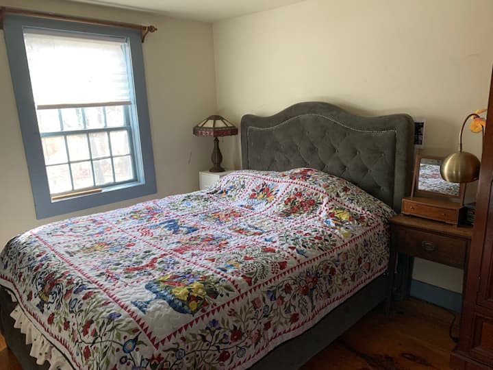 ห้องนอนควีนไซส์พร้อมตู้เสื้อผ้าและเลานจ์เก้าอี้