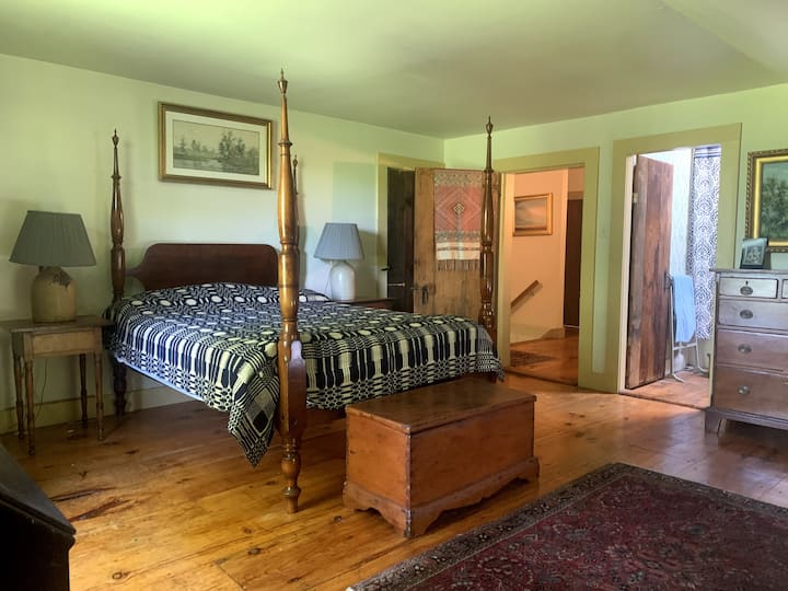 ห้องนอนใหญ่มีห้องน้ำในตัวตู้เสื้อผ้า 2 ตู้ลิ้นชัก 3 ชั้นและเก้าอี้บันไดสำหรับยิปซีแมว