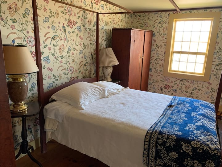 ห้องนอนนี้มีเตียงโปสเตอร์ขนาดใหญ่ 4 หลังตู้เสื้อผ้า 2 หลังและเก้าอี้นั่งอ่านหนังสือสบายๆ