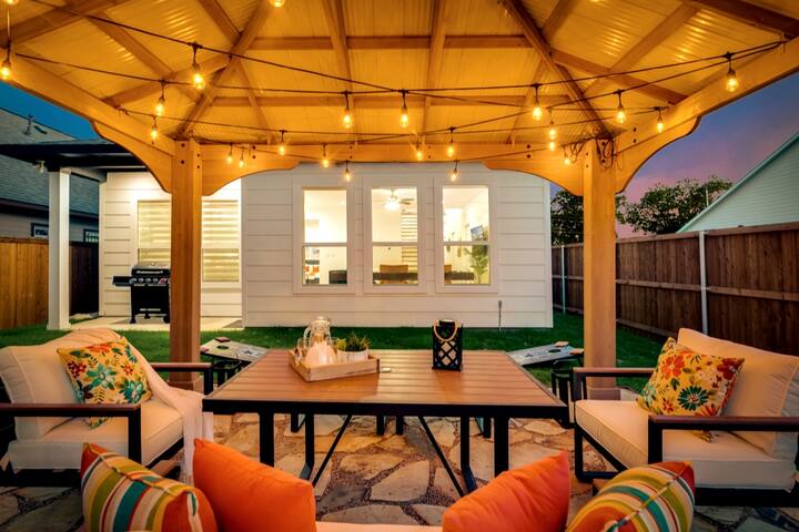 Luxury 4BR Near Downtown | TankPool, Firepit & BBQ gallery image 2