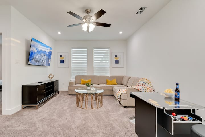 2nd floor living area with sofa sleeper, flat-screen, arcade game!