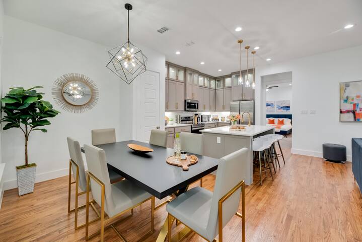 Luxury 4BR Near Downtown | TankPool, Firepit & BBQ gallery image 4