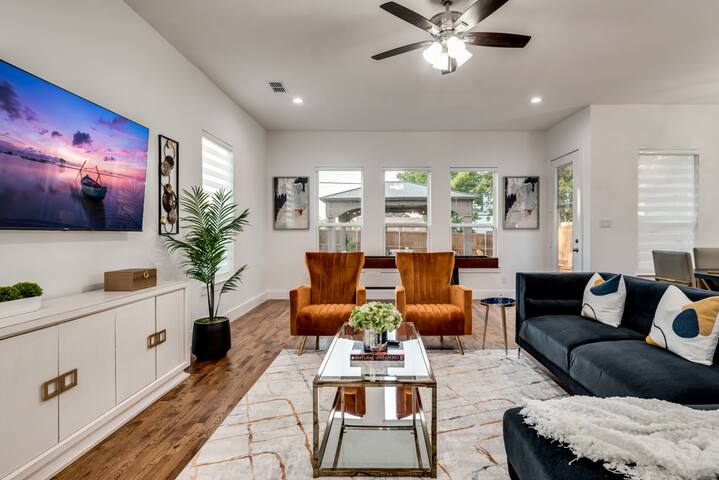 Luxury 4BR Near Downtown | TankPool, Firepit & BBQ gallery image 3