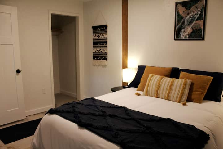 Спалня с гардероб и завеси за потъмняване на стаята. 